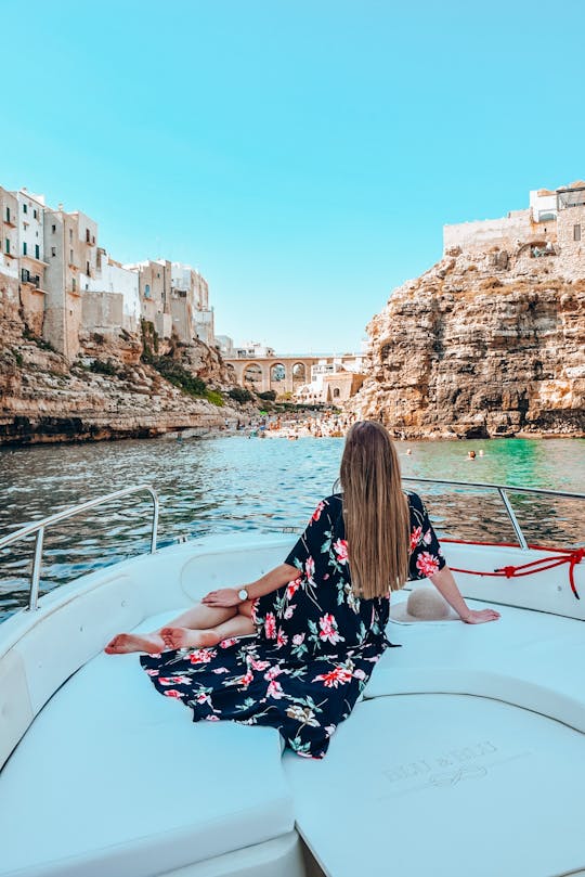 Boat tour with skipper of the caves of Polignano a Mare