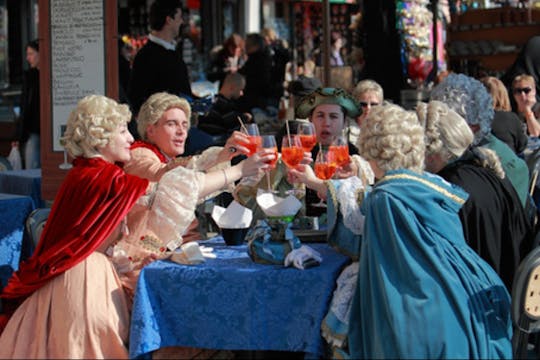 Tour dei pub veneziani con maschera e costume di Carnevale