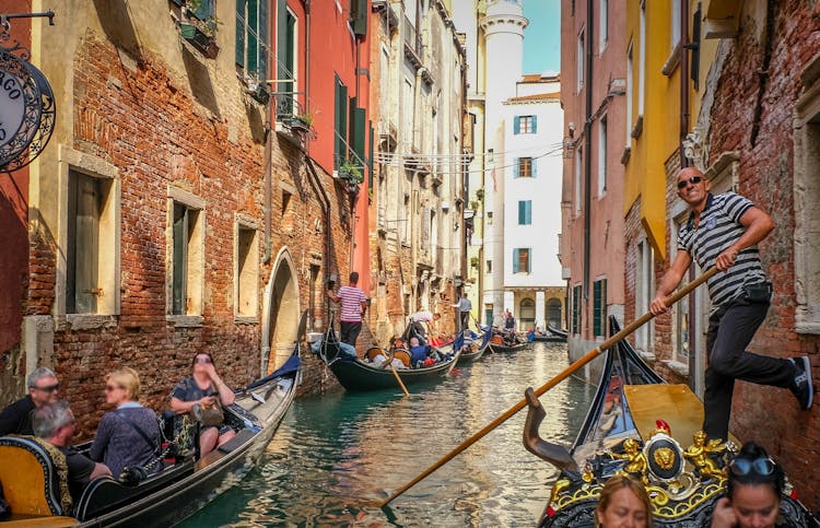 Byzantine Venice walking city tour with gondola ride