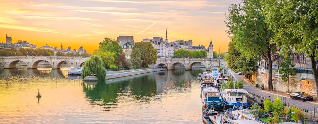 Small-group sightseeing cruise in Paris