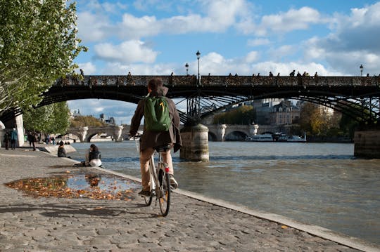 Private guided tour by bike along the Seine river