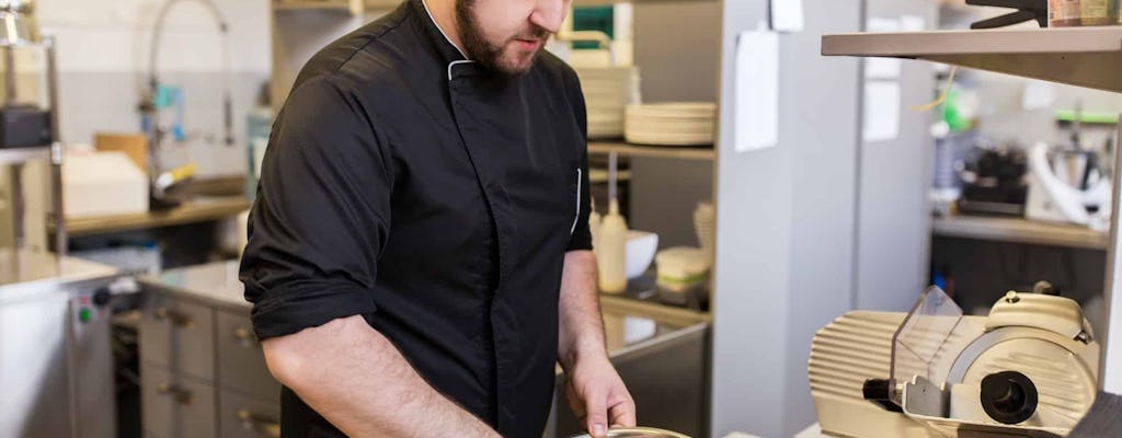 Jantar com chef privado em um campo de lavanda