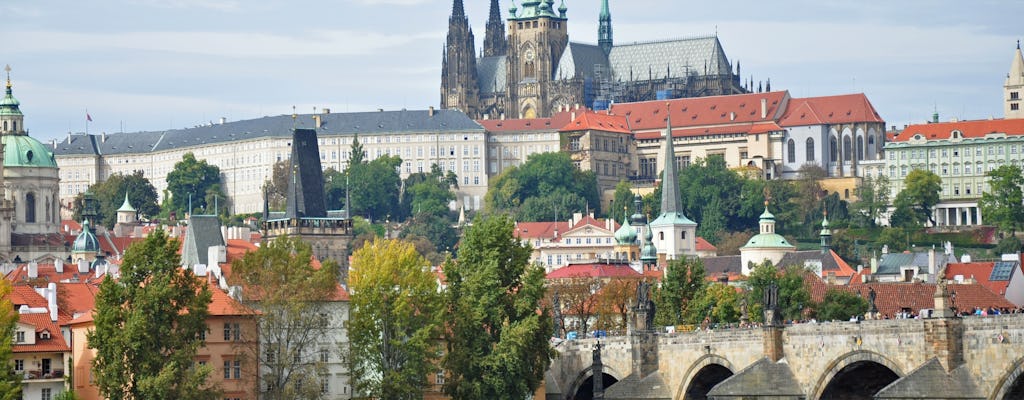 Highlights von Prag zu Fuß und per Bus mit Bootsfahrt und Prager Burg