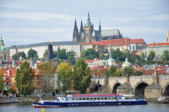 Najlepsze w Pradze pieszo i autobusem z rejsem po rzece i Zamkiem Praskim
