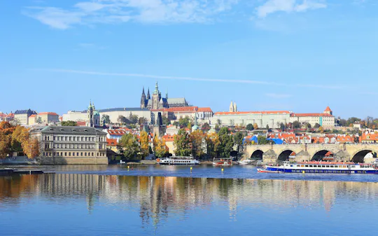 Panoramisk bådrundfart på Vltava-floden i Prag