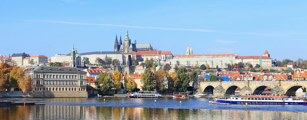 Cruzeiro panorâmico pelo Rio Moldava em Praga