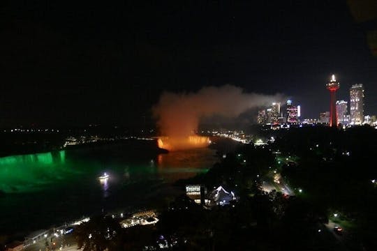 Nocna wycieczka po wodospadzie Niagara