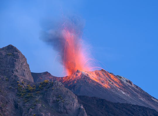 Visite de Panarea et Stromboli de nuit avec tour en bateau autour de Sciara del Fuoco