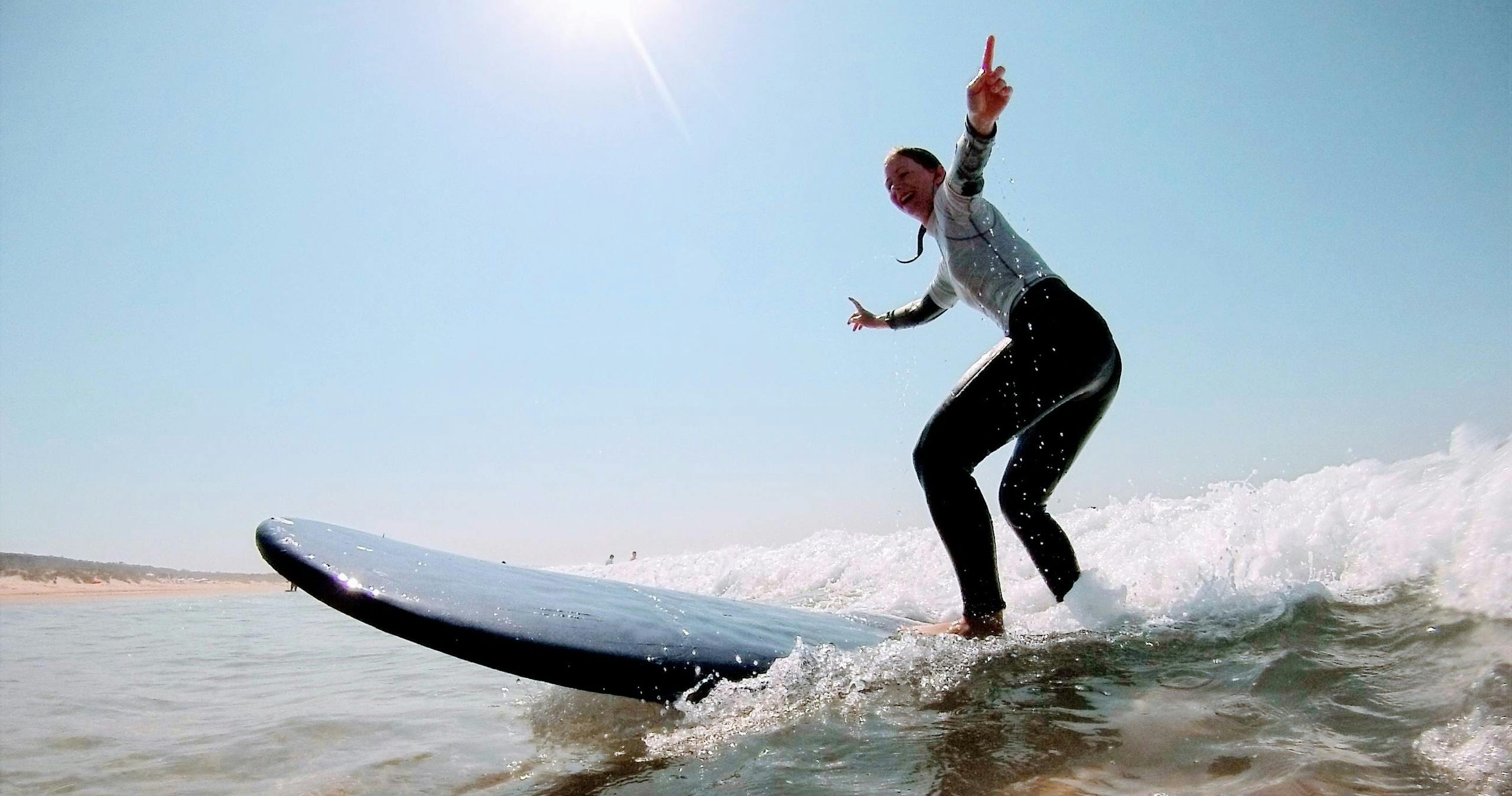 Experiencia de surf en Lisboa con transporte