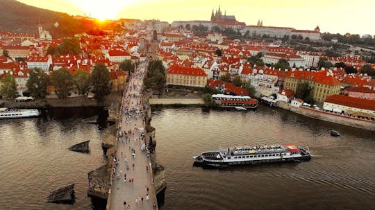 Crucero nocturno por el río de Praga con cena y música en directo