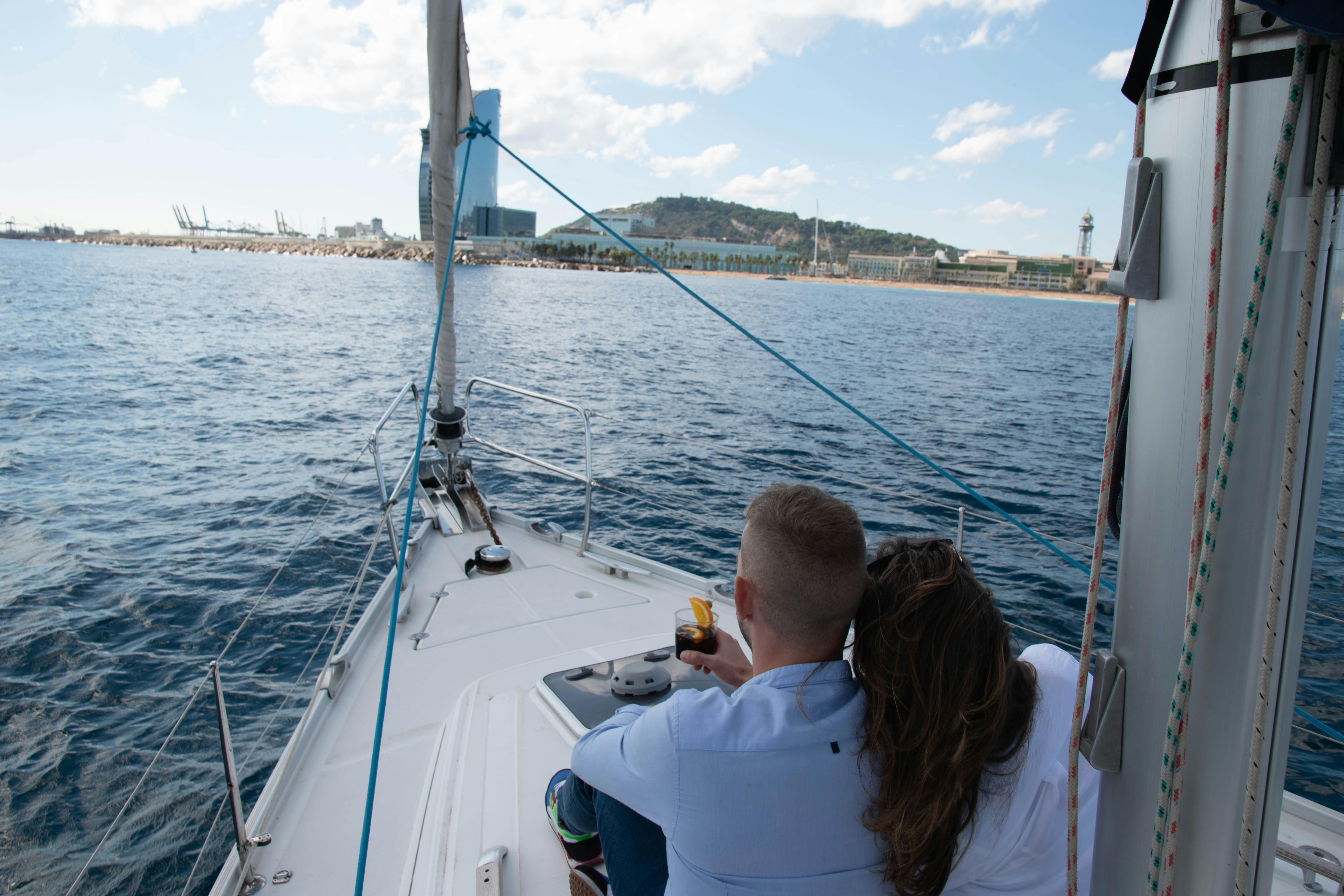 Passeio de barco romântico ao longo da costa de Barcelona