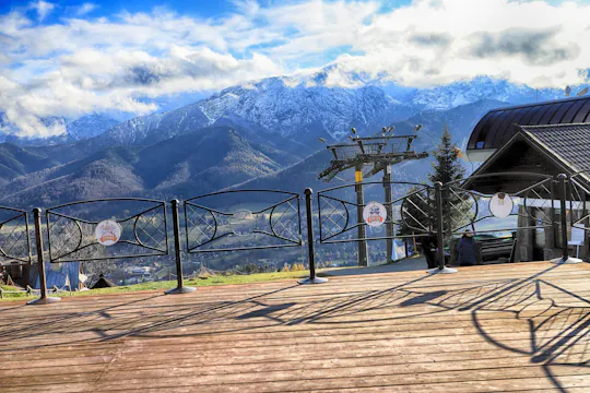 Explora Zakopane por tu cuenta con una visita adicional a la montaña Gubalowka, las piscinas termales o el salto de esquí.