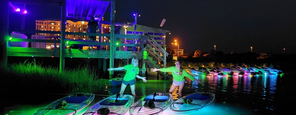 Experiência de prancha de stand up paddle em Pensacola Beach à noite