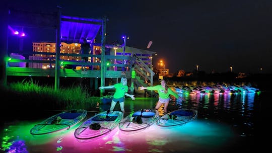 Experiência de prancha de stand up paddle em Pensacola Beach à noite