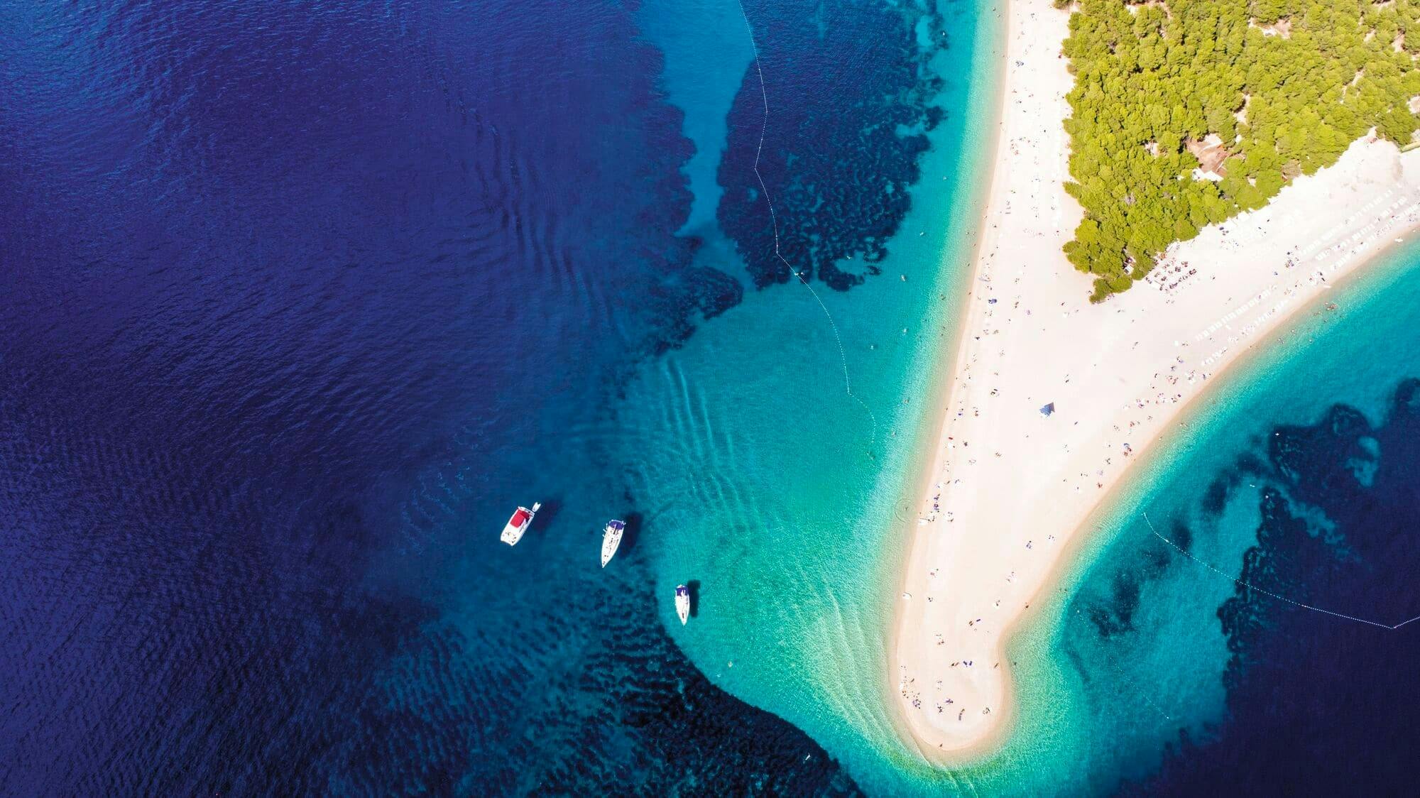 La plage de Zlatni Rat à la journée