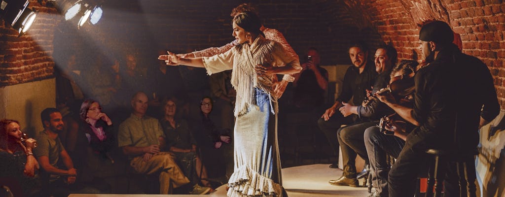 Espectáculo de flamenco tradicional en una cueva de ladrillo en Madrid