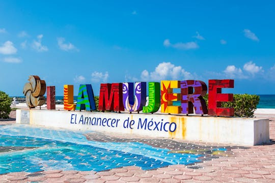 Segelbåtstur på Isla Mujeres för vuxna med lunch på en strandklubb