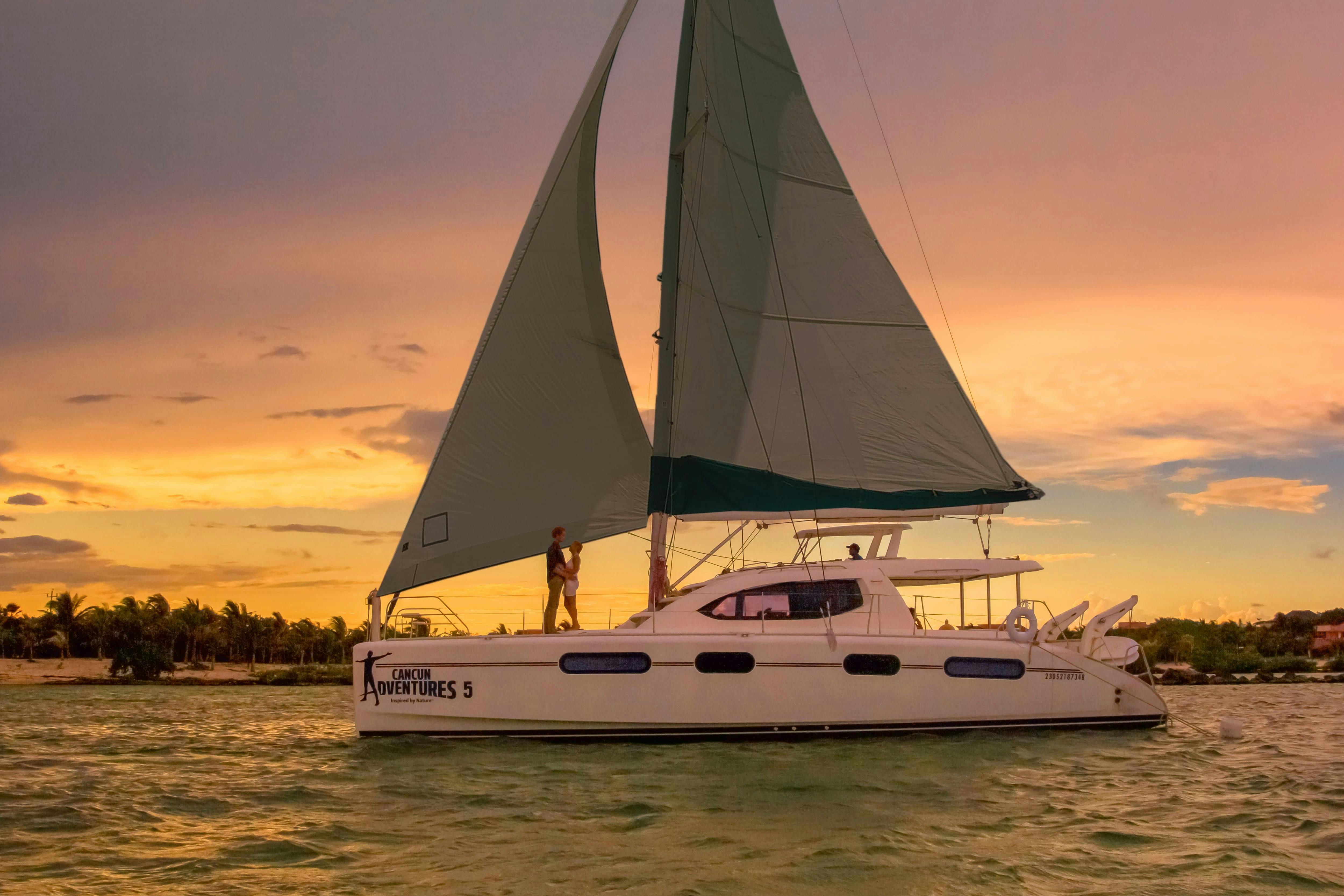 Cruzeiro à vela ao pôr do sol na Riviera Maya