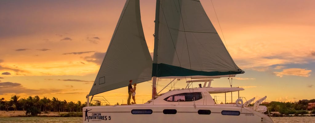 Croisière en catamaran au coucher du soleil à la Riviera Maya