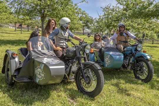 Świetna ucieczka na Côte Fleurie przez vintage sidecar