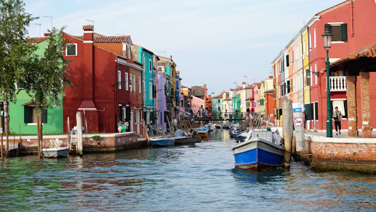 Murano glassblowing and Burano lace-making private boat tour in Venice