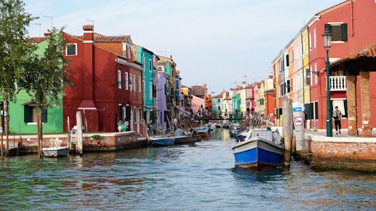 Excursão para grupo pequeno em barco particular, para ver uma demonstração de sopro de vidro em Murano e a fabricação das rendas de Burano, ambos em Veneza
