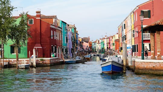 Murano glassblowing & Burano lace-making private boat tour in Venice