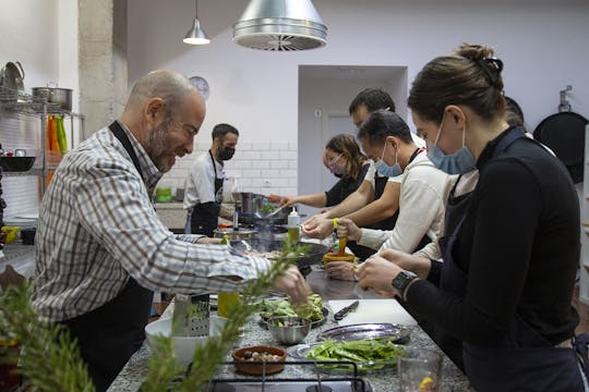 Valencian paella cooking class and Ruzafa market visit