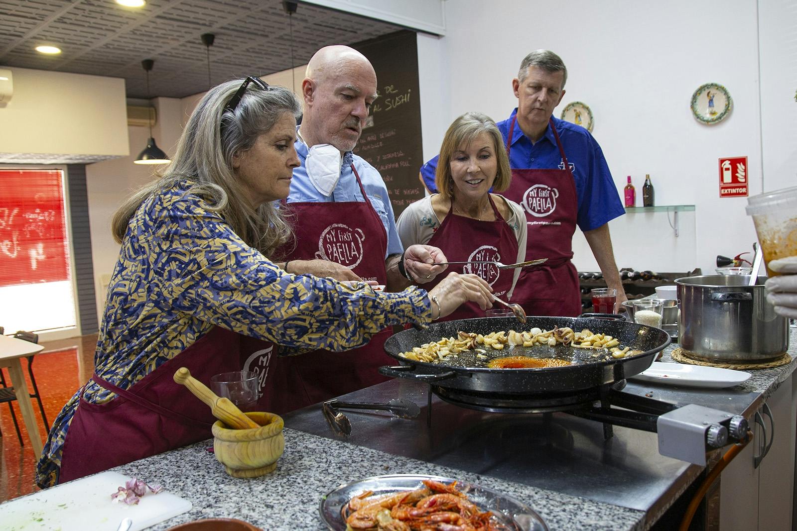 Clase de cocina de paella de mariscos y visita al mercado de Ruzafa