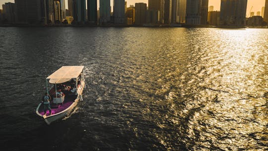 Passeio de barco tradicional Abra na Lagoa Khalid de Sharjah