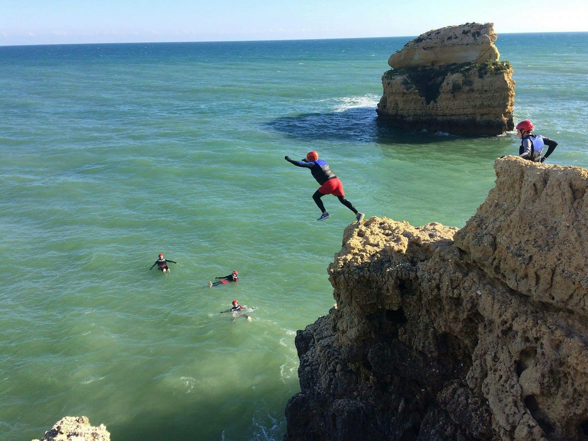 Expérience de coasteering sur la plage de São Rafael