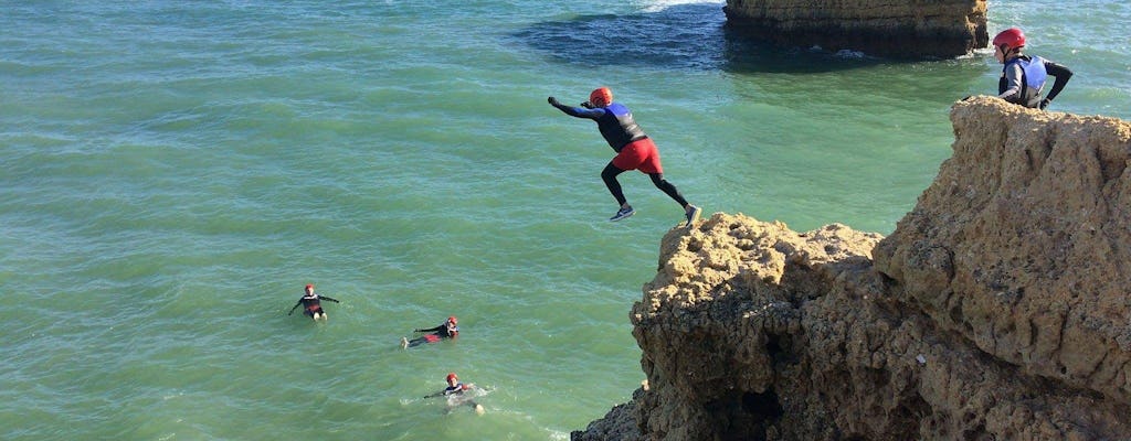 Experiência de Coasteering na praia de São Rafael