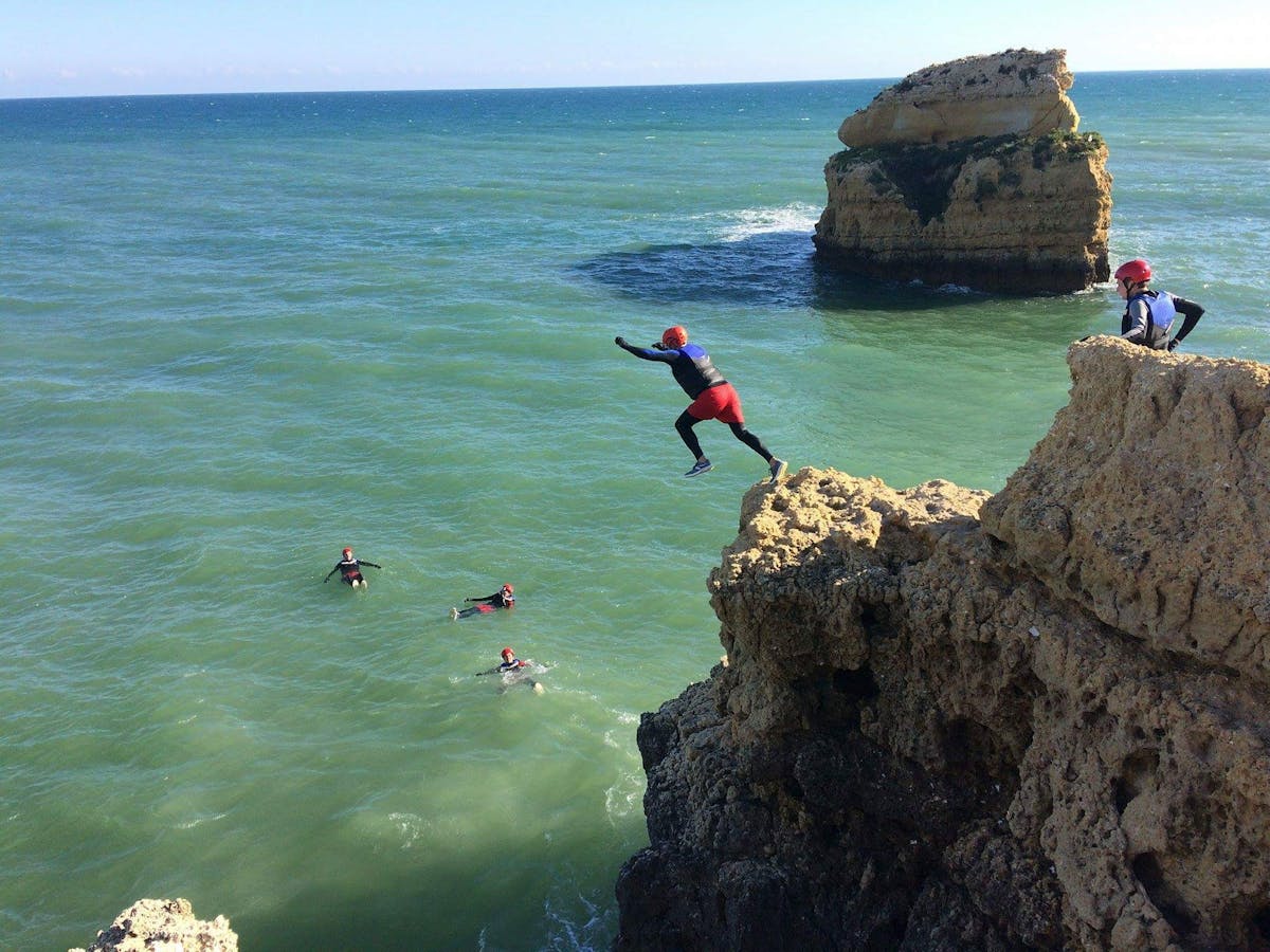 Esperienza di coasteering nella spiaggia di São Rafael