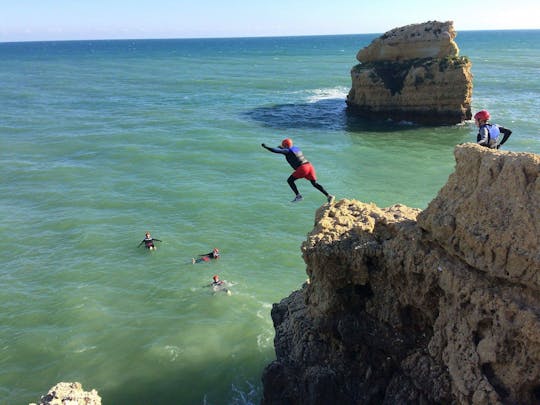 Experiencia de Coasteering en la playa de São Rafael