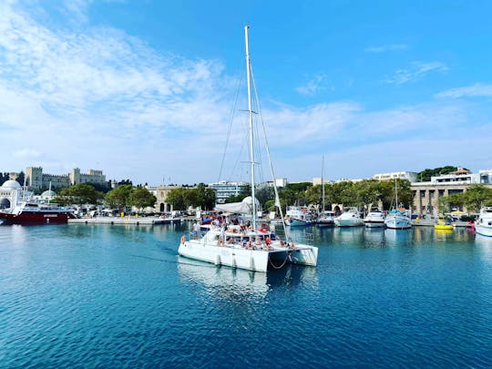 Croisière d'une journée en catamaran avec déjeuner à Rhodes