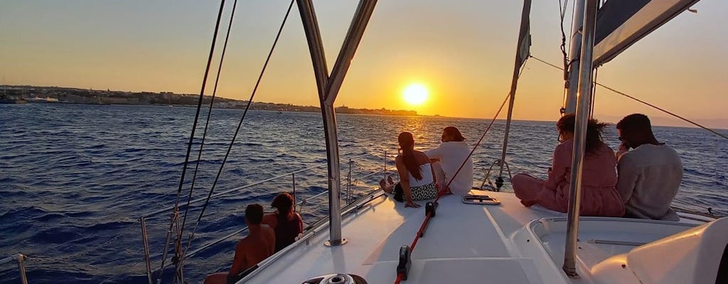 Croisière en catamaran au coucher du soleil avec dîner à Rhodes