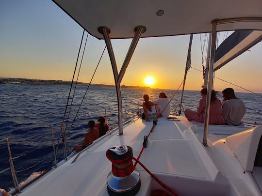 Croisière en catamaran au coucher du soleil avec dîner à Rhodes