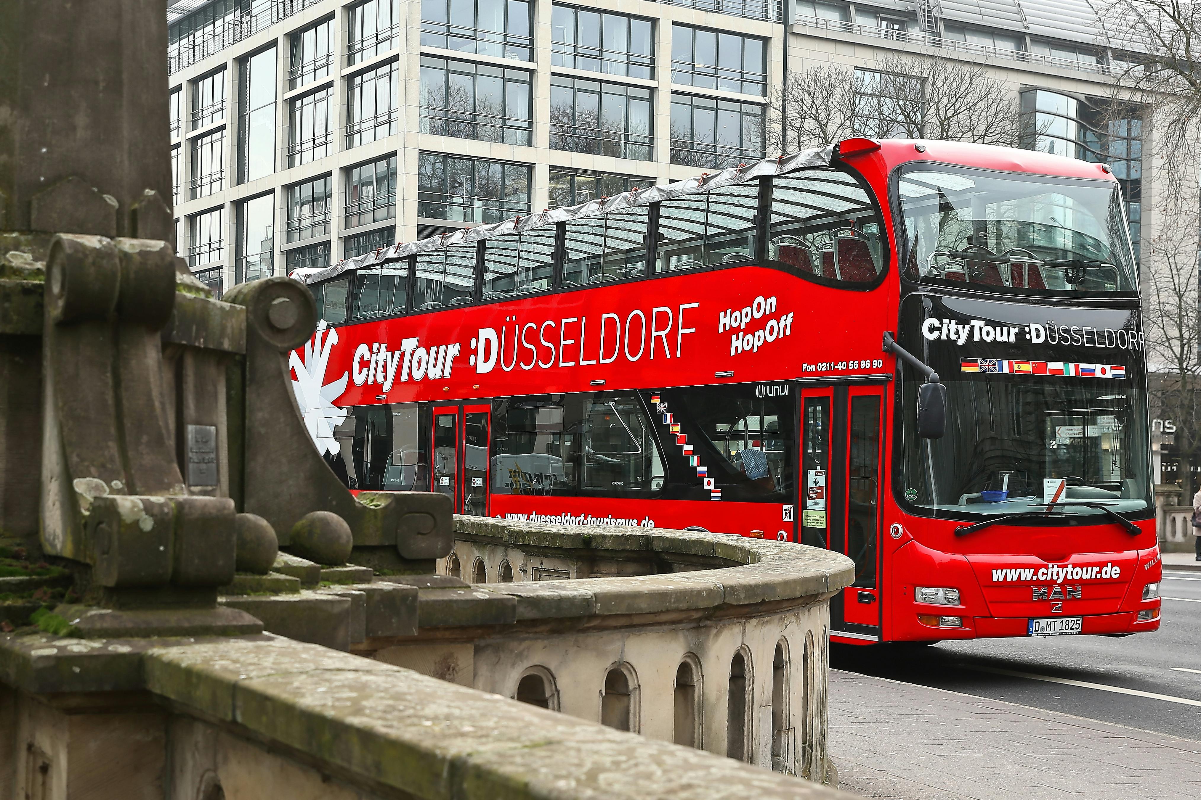 24-uurs hop on, hop off-bustour door Düsseldorf