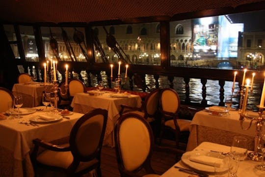 Experiência de jantar no galeão de Veneza