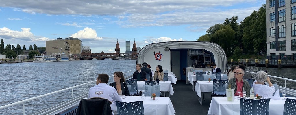 Crucero por la capital por el río Spree con menú de 4 platos en Berlín