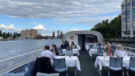 Crucero por la capital por el río Spree con menú de 4 platos en Berlín