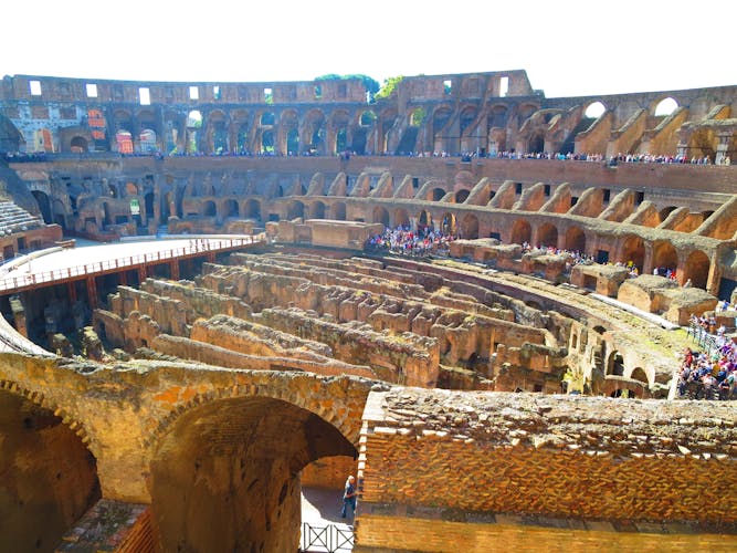 Fast track Colosseum 1,5h guided tour