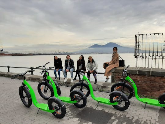 Excursão ao modelo FAT de scooter ao pôr do sol em Nápoles