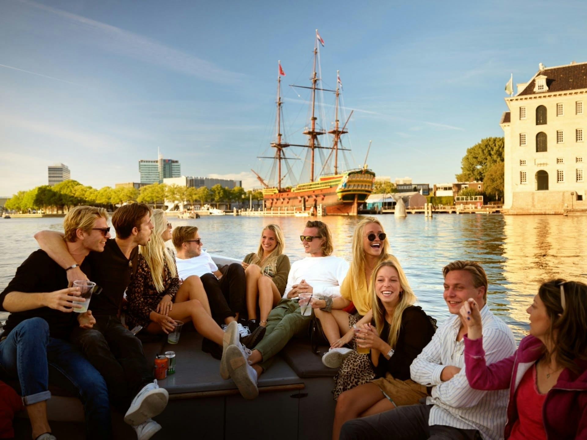 Crucero por los canales de Ámsterdam de 90 minutos con aperitivos y bebidas tradicionales