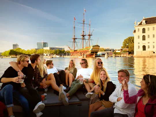 Amsterdam 90-minütige Grachtenrundfahrt mit traditionellen Snacks und Getränken