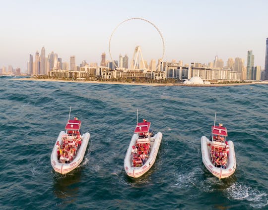Passeio de barco no horizonte da Marina de Dubai