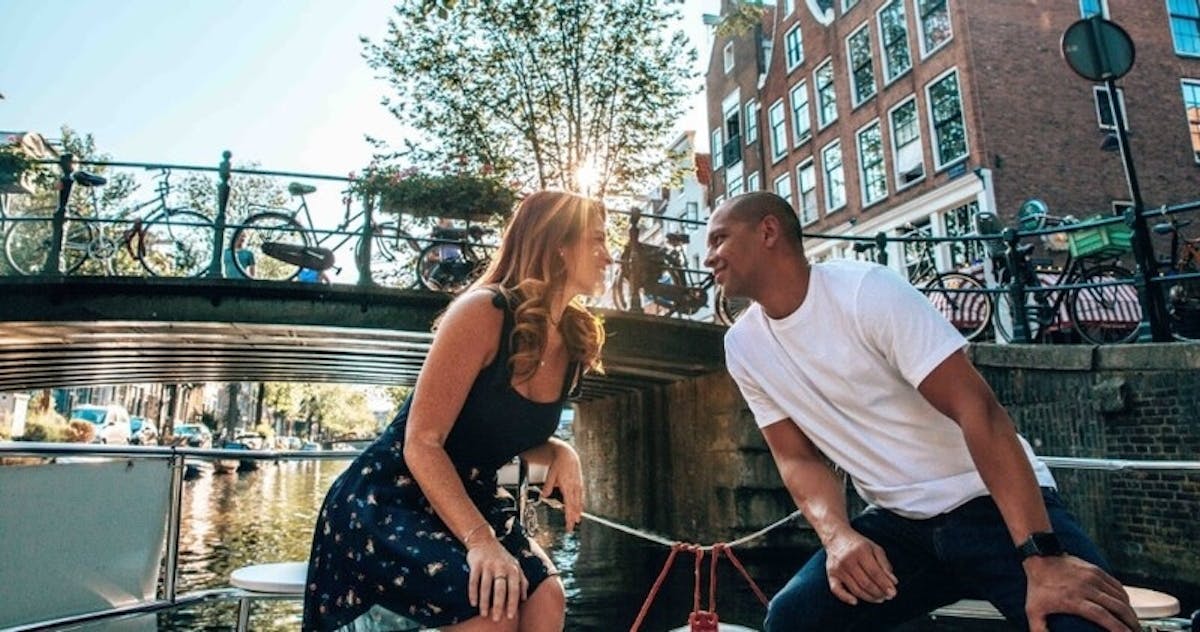 Tour romantico di 45 minuti in barca privata ad Amsterdam