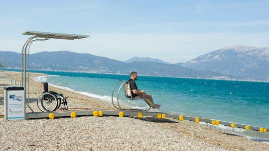 Experiencia de playa sin barreras en Athens Riviera