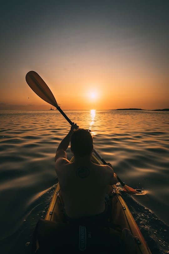 Tour al tramonto in kayak con vino