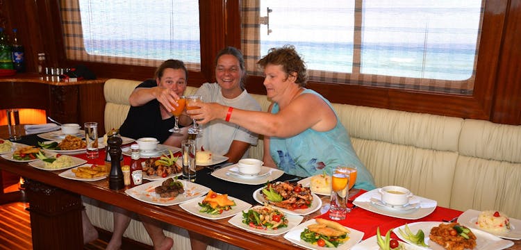 Private boat trip in Sharm El Sheikh with seafood lunch and drinks